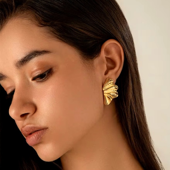 Esme - Gold Maple Leaf Stud Earrings Trend 2024-2025 - Picture 7 of 9